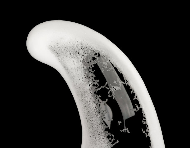 白色泡沫泡沫飞溅爆炸在黑色背景图片下载