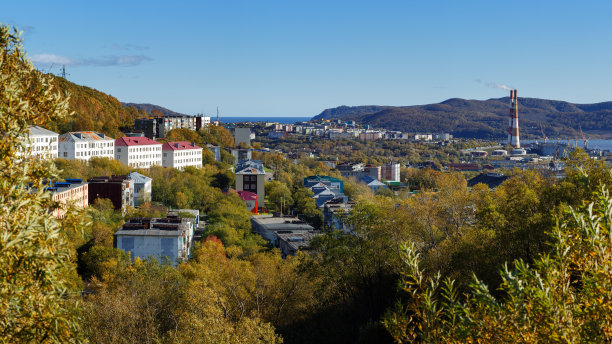 堪察加彼得罗巴甫洛夫斯克市苏联住宅楼秋季全景，欧亚大陆，俄罗斯远东，堪察加半岛图片下载
