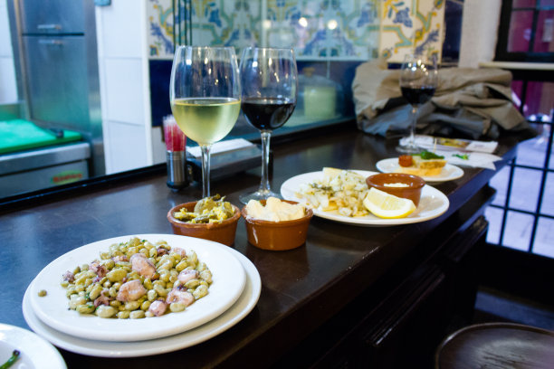 马德里的葡萄酒和小吃图片下载