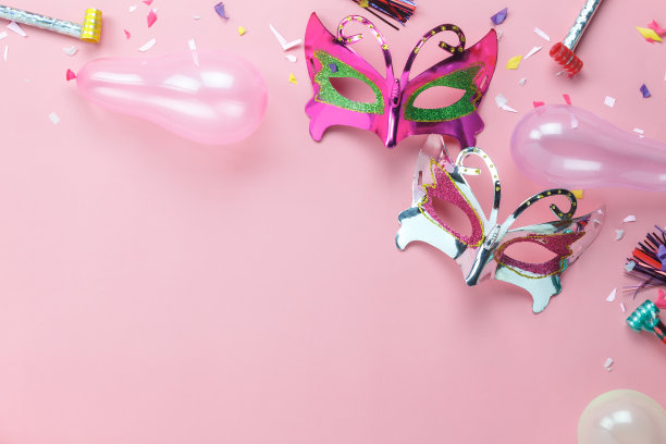 平铺航拍的美丽的紫银狂欢节面具为狂欢节假日的背景概念。桌面视图对象在现代乡村粉色纸在家庭办公书桌工作室。创意空间。图片下载