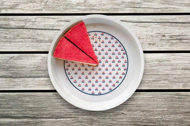 木桌上放着一盘吃剩的芝士蛋糕图片下载