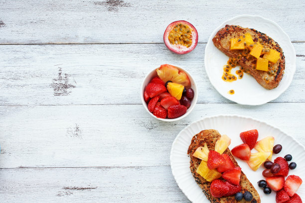 俯视图法式吐司草莓，百香果，芒果，葡萄和菠萝在白色的桌子复制空间。图片下载