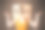 一个小女孩拿着一个纸盒在他头上打着美元符号图片下载
