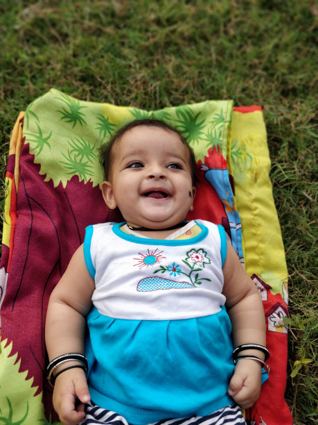 可爱的小婴儿躺在公园里的肖像图片下载