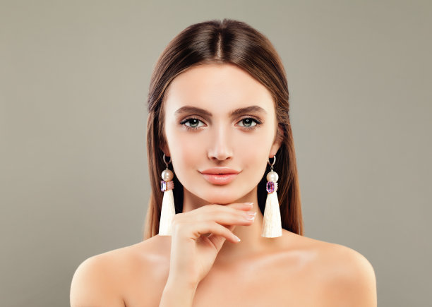 完美的年轻女性时尚模特与珠宝耳环的背景图片下载