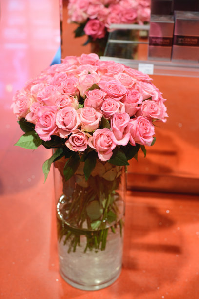 一束美丽的春天鲜花在室内，近距离，为女性到情人节图片下载