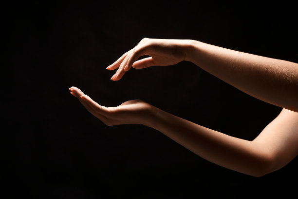 女性双手呈杯状，黑色镂空图片下载