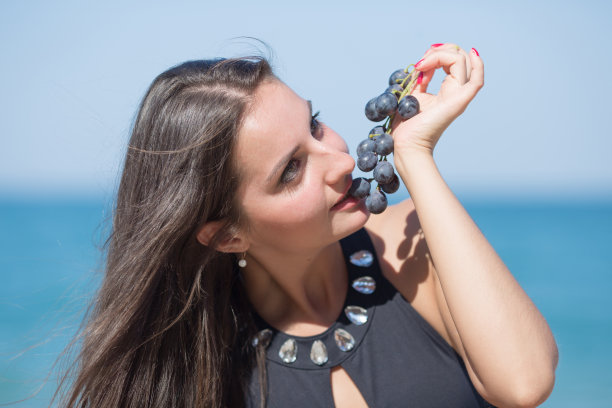 女孩吃黑葡萄图片下载