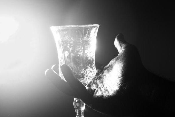 手握酒杯，盛酒图片下载