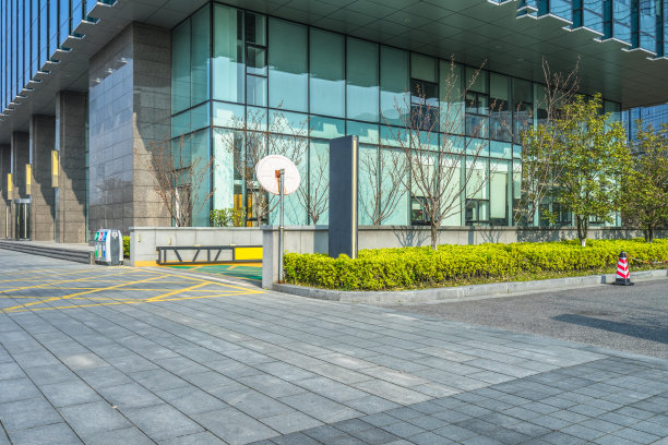 空砖路前的办公楼图片下载