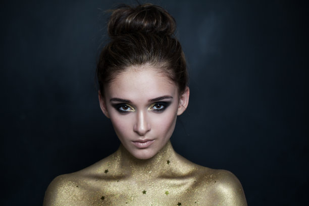 一个时尚的黑发女人的肖像图片下载