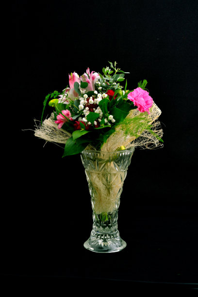 彩色玻璃花瓶，在一个黑色的背景图片下载