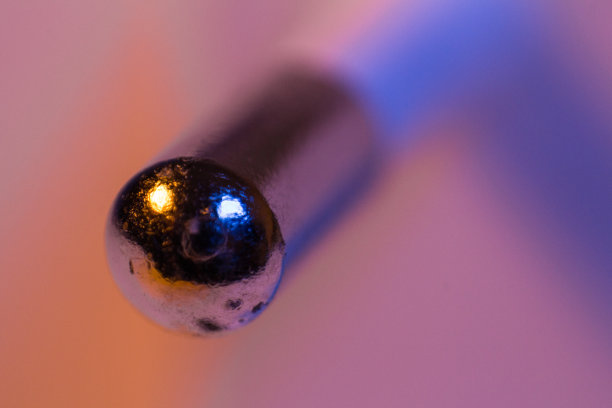 欧洲电源插头的金属末端的宏观特写图片下载