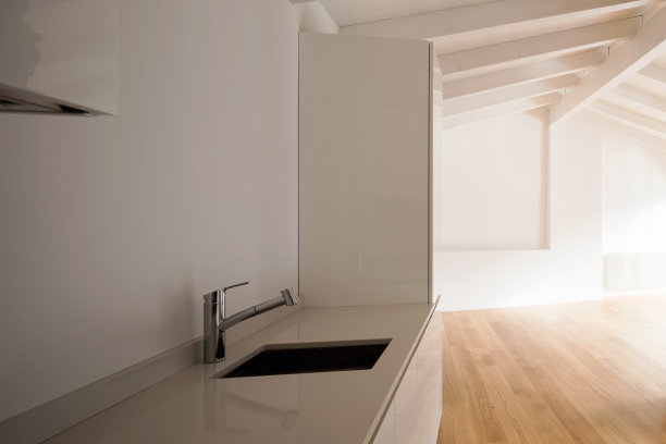 现代客厅，中间有壁炉图片下载