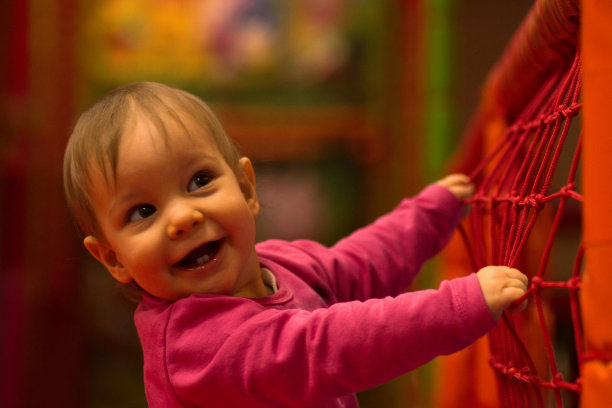 快乐活泼的小女孩图片下载