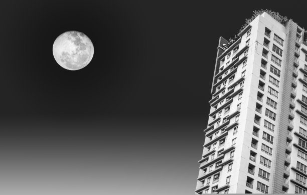 2017年12月11日，泰国曼谷，素坤披路，Black and White Condominiums Building and moon图片下载