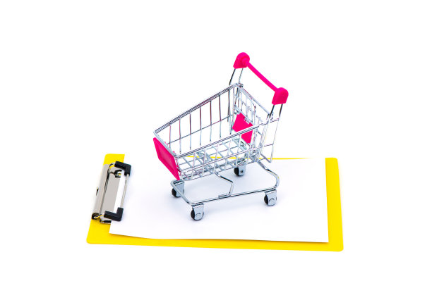 迷你购物车或超市手推车在剪贴板与空白白纸表，孤立在白色背景，商业财务购物概念。图片下载