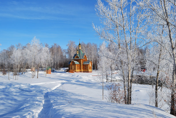 俄罗斯鄂木斯克地区阿查尔修道院水上的圣约翰浸礼会教堂图片下载