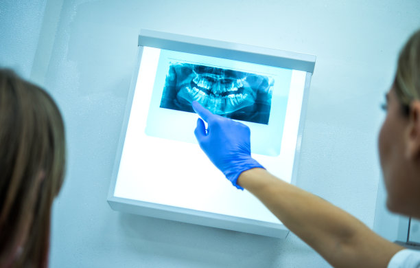 牙医给病人做牙齿扫描图片下载