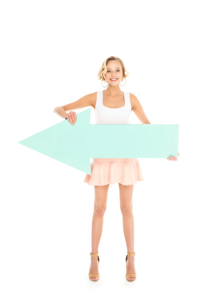 微笑的年轻女子手中的箭孤立在白色图片下载