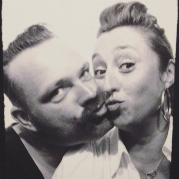50年代风格的夫妇在黑白亲吻和胡子图片下载