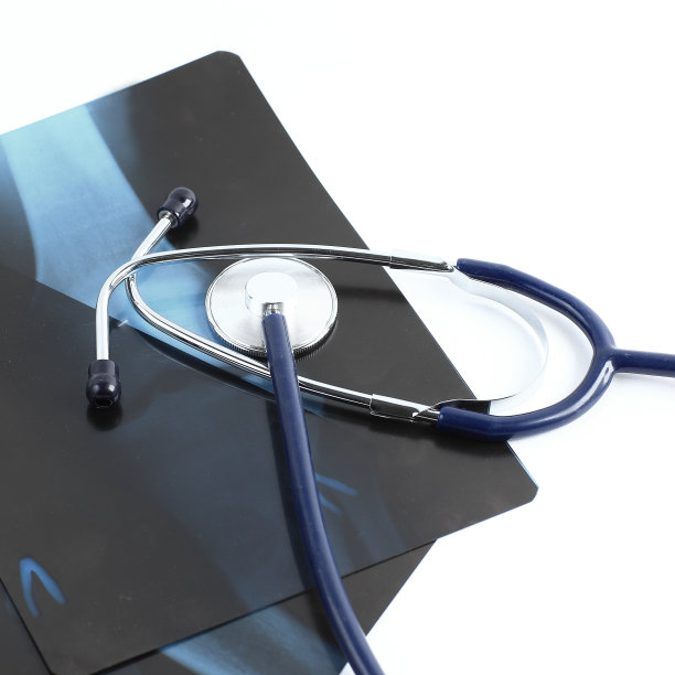 白色背景上的听诊器和x光片图片下载
