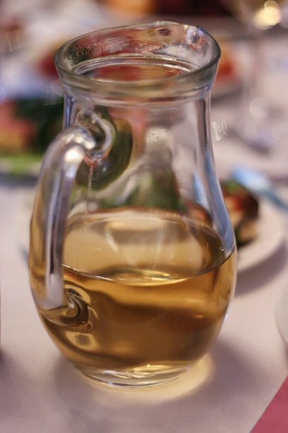 婚礼配件。新娘花束和香槟酒杯。图片下载