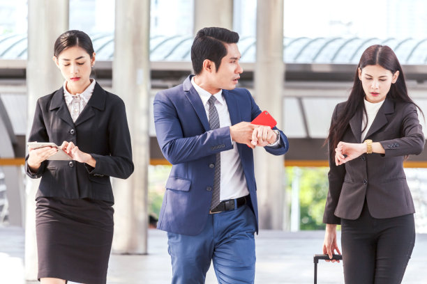 一群商务团队走在街上图片下载