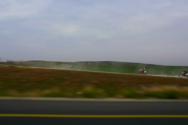 摩托车在土路上行驶图片下载