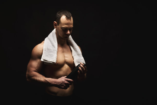 男性健美运动员锻炼后喝水图片下载