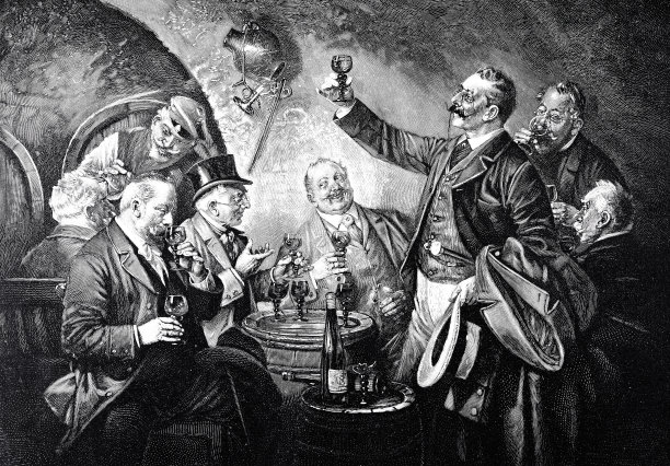 一群男人坐在餐厅里喝酒图片下载