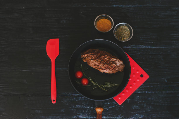 时髦的厨具和炸猪肉排。图片下载