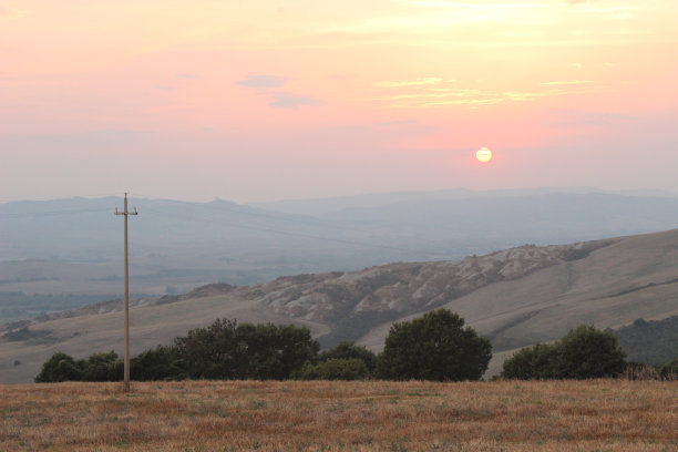 在托斯卡纳的天空中，太阳在傍晚落下图片下载
