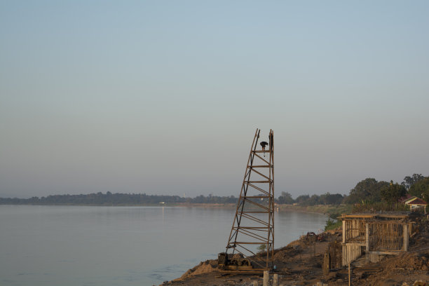 工人们正在装配起重机。图片下载