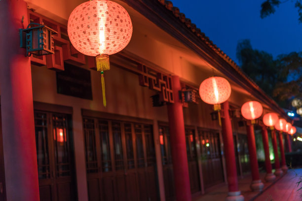 晚上红色的中国灯笼。新年灯快乐。春节期间的中国灯笼素材图片