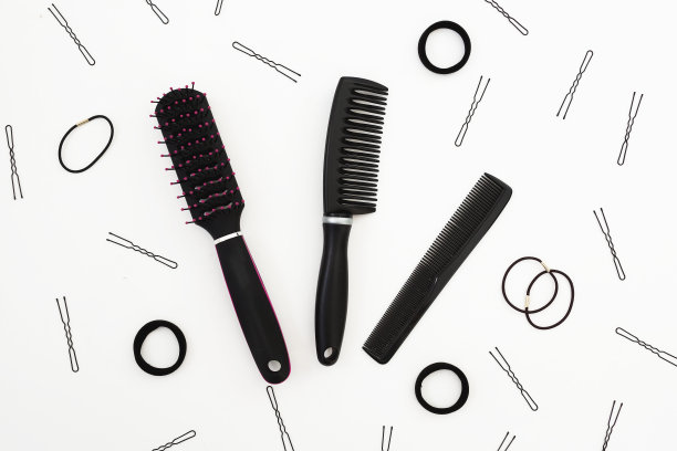 发型师工具和发夹孤立在白色背景上。美丽的概念。平躺，俯视图图片下载