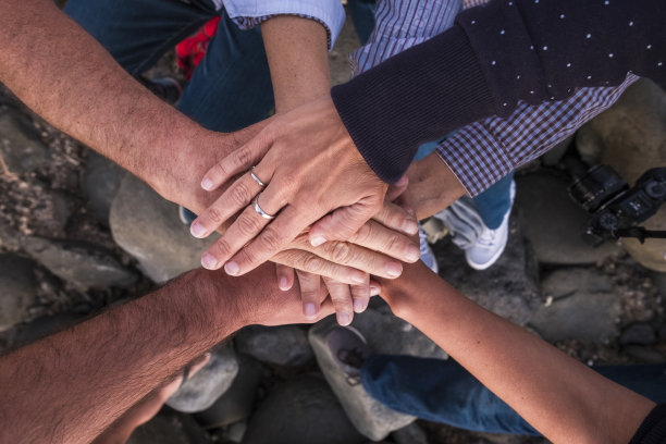 不同年代的手在一个岩石背景图片下载