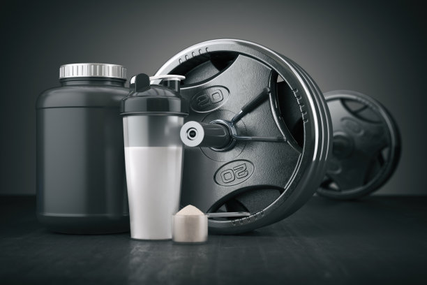 杠铃和乳清蛋白搅拌器。体育健身补品或营养品。健身或健康的生活方式概念。图片下载