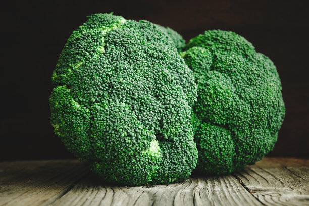 木桌上放着新鲜的西兰花图片下载