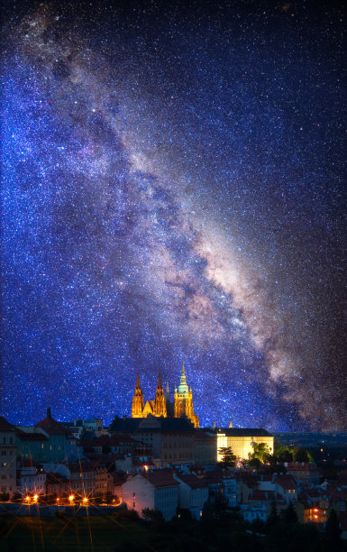 布拉格夜晚的星空下图片下载