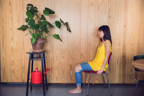 在家里的植物前沉思的女人图片下载