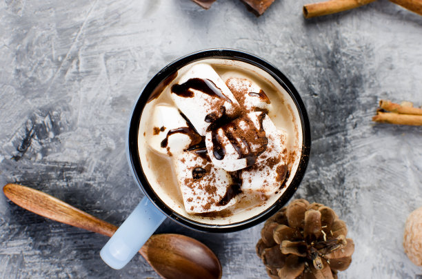 松果，蓝色杯子里的可可在古老的木制背景上图片下载