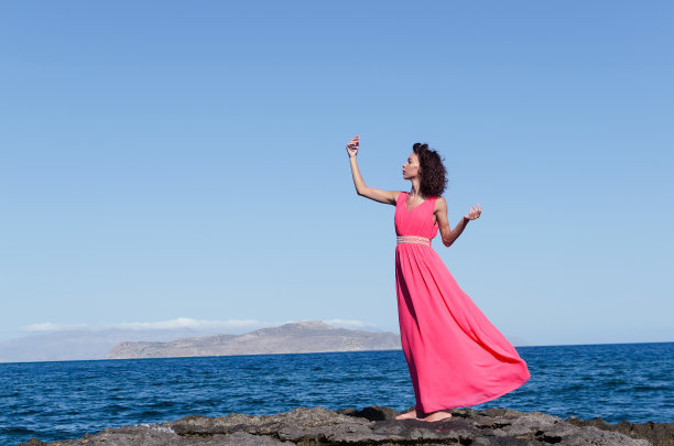 在海滩上跳舞的女人图片下载