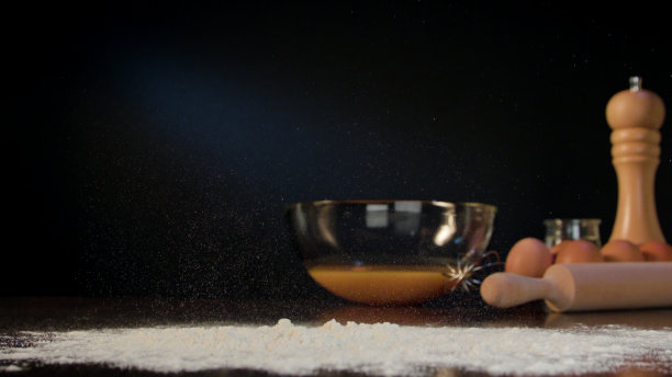 女人的手洒了面粉在桌子上图片下载