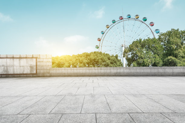 广场和游乐场摩天轮在城市公园图片下载