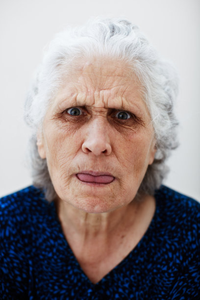 强硬，皱眉，脾气暴躁的高级女人咬着舌头，准备说点什么图片下载