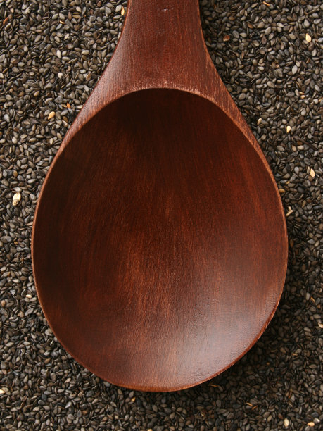 在黑芝麻上放空木勺图片下载