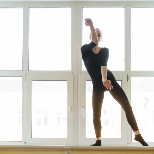 舞厅里的少女图片下载