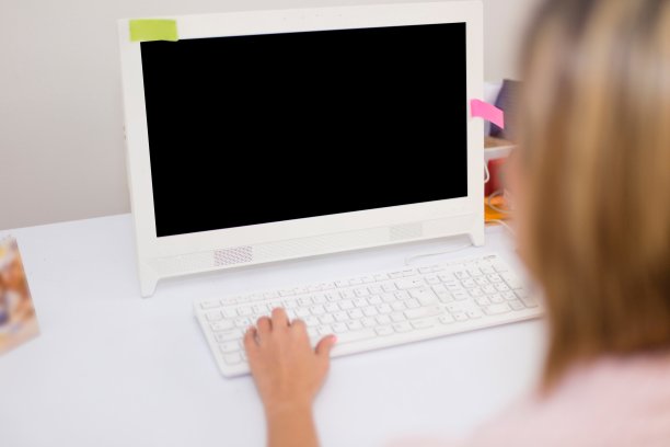 在家里工作的女老板图片下载