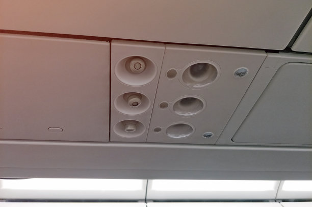 飞机客舱顶面板控制与空调和灯泡图片下载